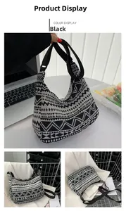 Détail du sac cabas ethnique noir avec motif rayé et bandoulière en nylon robuste