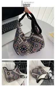 Gros plan d'un sac cabas tissé bohème avec des motifs géométriques et des rayures