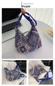 Gros plan du sac cabas en toile violette avec motifs géométriques étoilés vintage