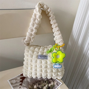 Sac fourre-tout beige à bulles avec breloque fleurie et bandoulière à volants
