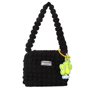 Sac fourre-tout noir à bulles popcorn avec breloque fleur et logo minimaliste