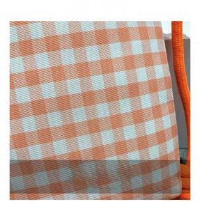Detail von orangefarbenem Gingham-Canvas mit gewebter Textur und passender Kordel