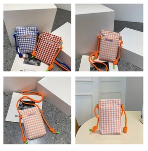 Detailansichten von karierten Canvas-Handytaschen mit dicken Seilgurten und Druckknopfverschluss