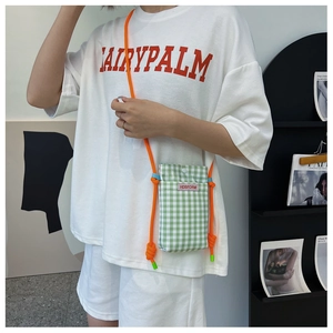 Detail der grünen Gingham-Handytasche mit orangefarbenem Seilriemen und HDBFORM-Logo