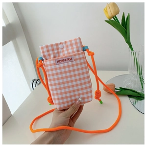 Detail der orangefarbenen Canvas-Handytasche mit Karomuster und HDBFORM-Webetikett