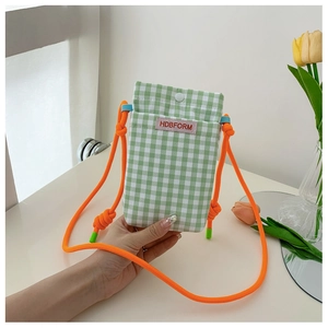 Detailansicht der Mini-Handytasche mit grünem Karomuster und orangefarbenem Seilgurt