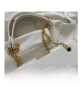 Vue détaillée du sac à main blanc à motif crocodile avec bandoulière et chaîne dorée