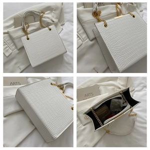 Détails du sac cabas blanc à motif crocodile avec chaîne dorée et intérieur spacieux