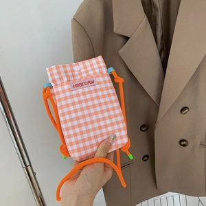 Orange-weiß karierte Canvas-Handytasche mit dickem Seilriemen und Logo-Patch