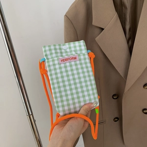 Grün-weiß karierte Handy-Umhängetasche aus Canvas mit leuchtend orangem Seilgurt