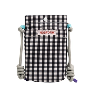 Vertikale schwarz-weiß karierte Canvas-Handytasche mit verstellbarem Seilschultergurt