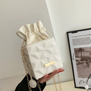 Trendige Minimalistische Geometrische 3D Gesteppte Mini Beuteltasche Damen PU Leder Kordelzug Goldkette Umhängetasche