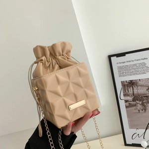 Beigefarbene Beuteltasche mit geometrischer Steppung und goldener Kette als Trageriemen