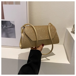 Detailaufnahme einer goldenen Pailletten-Unterarmtasche mit schickem Schultergurt