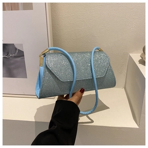 Detailansicht der hellblauen Pailletten-Schultertasche mit Glitzereffekt und Gold-Schnalle