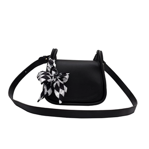 Mini borsa a tracolla nera color caramello con fiocco a scacchi sul manico