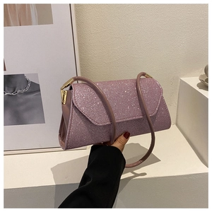 Details der fliederfarbenen Glitzer-Umschlagtasche mit Goldverschluss und Rundgriff