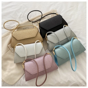 Detailansicht der minimalistischen Glitzer-Clutch-Taschen in diversen Metallic-Farben