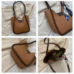 Détails de l'intérieur spacieux d'un grand sac cabas en cuir marron pour objets quotidiens