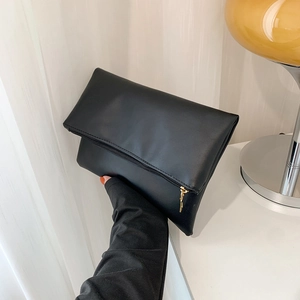 Pochette minimalista in pelle PU nera con cerniera dorata ed elegante design a busta