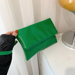 Pochette a busta verde vivace minimalista con patta pieghevole e cinturino da polso