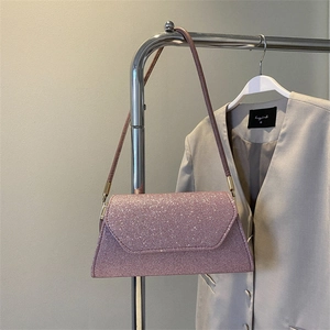 Schicke rosa Glitzertasche mit rechteckiger Klappe auf einem neutralen Hintergrund
