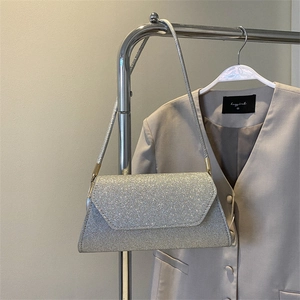 Elegante silberne Glitzer-Umhängetasche mit Schulterriemen für stilvolle Abendmode-Outfits