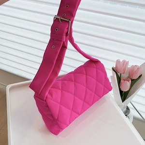 Sac à bandoulière cylindrique en nylon matelassé fuchsia avec large sangle réglable