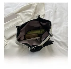 Vue de dessus du sac cabas à nœud montrant l'espace de rangement intérieur spacieux