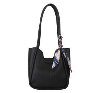 Sac fourre-tout classique en cuir noir avec foulard en soie coloré autour de l'anse