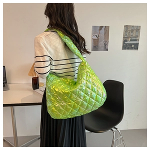Detailaufnahme der gesteppten lindgrünen Wolken-Tasche mit Metallic-Finish und Gurt