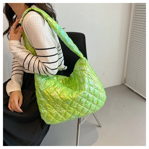 Detailansicht der neongrünen gesteppten Cloud-Bag mit gepolsterter Textur und Finish