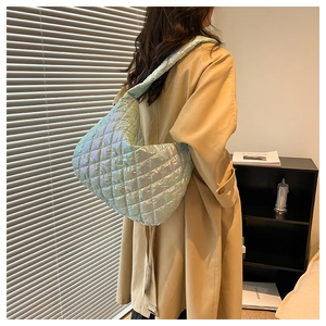 Detail einer gesteppten Schultertasche mit schillerndem Finish und Wolkenstruktur