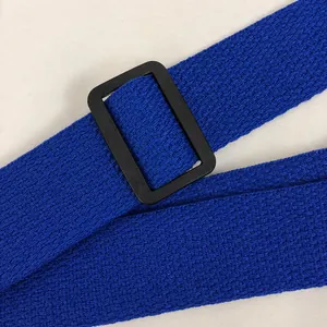Nahaufnahme des blauen Nylon-Webriemens mit verstellbarer mattschwarzer Schnalle