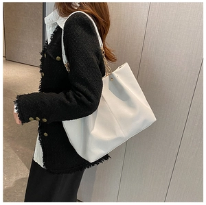 Détail du sac cabas blanc en cuir avec surpiqûres verticales et bandoulière chaîne