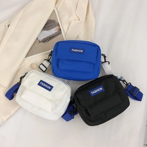 Bolsos bandolera minimalistas en negro, blanco y azul con correas de tela ajustables