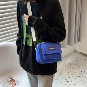 Bolso bandolera minimalista de nailon azul marino para hombre con correa blanca ajustable