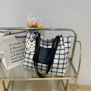 Women Plaid Canvas Tweed Tote Bag Large Capacity Shoulder Bag With Cartoon Pendant Fashion Bag New York Print Handbag