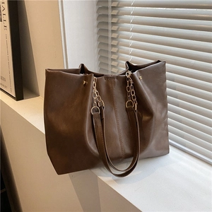 Grand Sac Fourre-tout en Cuir PU Souple pour Femme avec Chaîne en Métal Sac à Épaule Décontracté Bureau Minimaliste