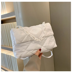 Détails du sac matelassé blanc en nylon brillant avec bandoulière en chaîne acrylique