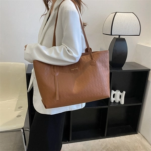 Retro brown large capacity tote bag with diamond quilted pattern and metal logo for office