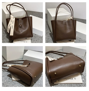 Vue détaillée sous quatre angles d'un grand sac cabas marron avec foulard et pieds en métal