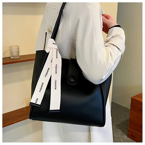 Grand sac cabas noir avec bandoulière imprimée pour les déplacements quotidiens
