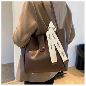 Sac fourre-tout en cuir marron avec un foulard en soie décoratif sur la bandoulière