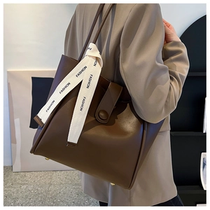 Sac fourre-tout en cuir mat marron avec ruban blanc et pieds en métal décoratifs