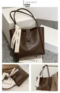 Détail du grand sac cabas marron avec bandoulière en toile et fermoir magnétique
