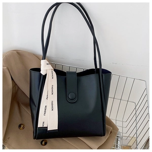 Détail du grand sac cabas noir en similicuir avec boucle magnétique et foulard en soie chic