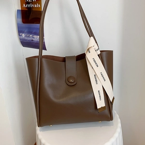 Sac fourre-tout vintage en similicuir marron avec ruban Fashion sur socle blanc