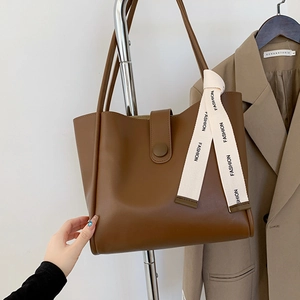 Sac fourre-tout rétro en cuir marron avec sangle FASHION et style urbain chic