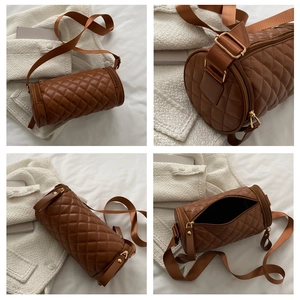 Détails du sac cylindre marron matelassé avec large bandoulière nylon et dorures